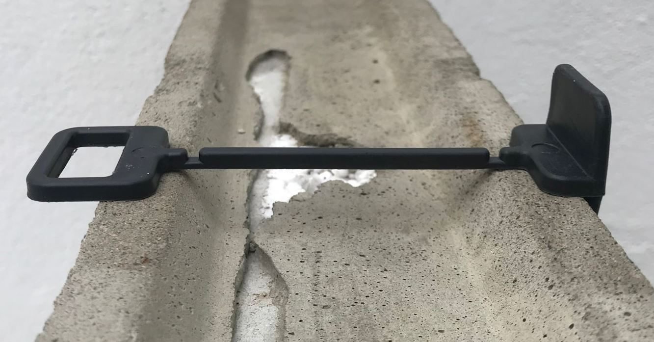 Espaçador Baytech apoiado sobre um bloco de concreto, pronto para receber o bloco seguinte